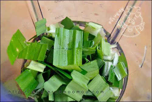 ใบเตยหั่นชิ้นเล็กๆ