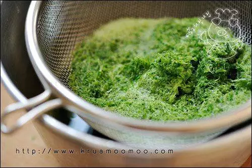 เทใส่กระชอนเพื่อกรองกากใบเตย