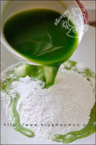 นวดแป้งกับบ้ำใบเตย