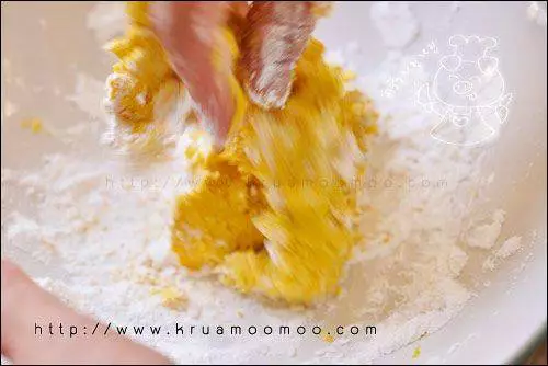 นวดฟักทองกับแป้งข้าวเหนียว