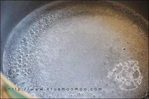 ตั้งหม้อใส่น้ำและน้ำตาล