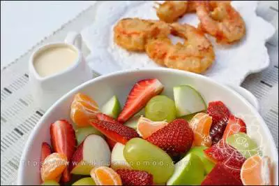 สลัดผลไม้กุ้งชุบแป้งทอด