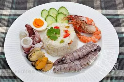 ข้าวคลุกพริกเกลือ เน้นเครื่อง เผ็ดแค่ไหนก็สู้
