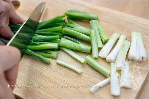 หั่นต้นหอมเป็นท่อน