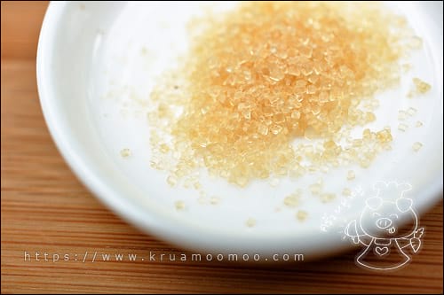 น้ำตาลทราย เราเลือกชนิดที่เรียกว่า น้ำตาลธรรมชาติ แต่บางยี่ห้อ เป็นน้ำตาลทรายขาวเคลือบคาราเมล