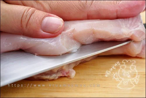 แบ่งครึ่งอกไก่ เพื่อให้เครื่องปรุงเข้าเนื้อ และสุกง่าย