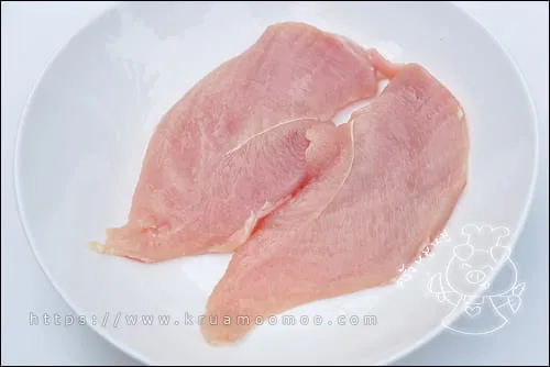 หั่นเสร็จแล้ว นำมาพักไว้ในชามหมัก