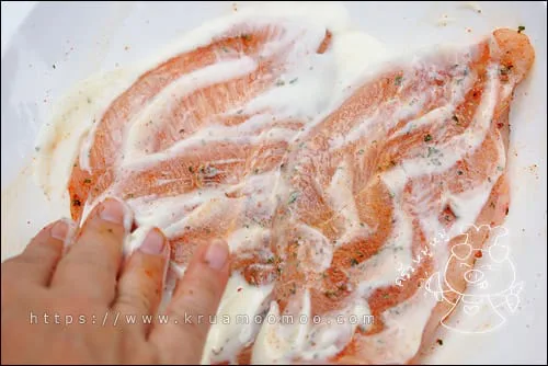 นวดเบาๆ จนทั่วให้โยเกิร์ตค่อยๆ ซึมเข้าเนื้อไก่