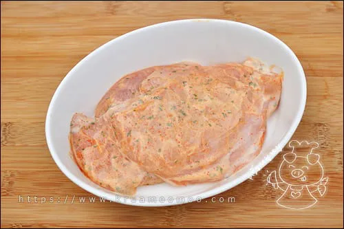 พักอกไก่หมักไว้ครึ่งชั่วโมง และไม่ต้องแช่เย็น