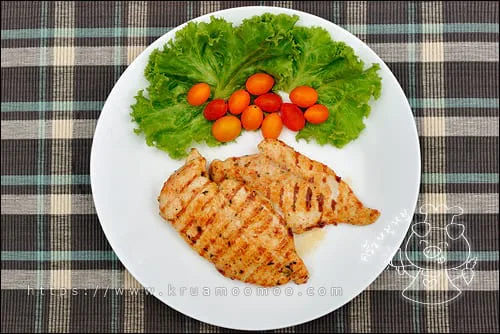 สเต็กอกไก่นุ่มๆ ใส่จานพร้อมเสิร์ฟค่ะ