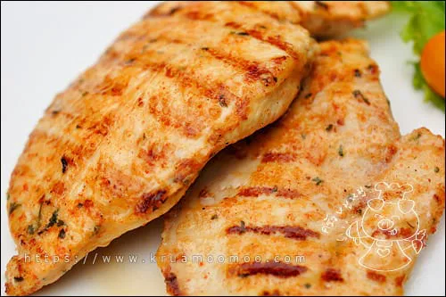 เนื้ออกไก่ฉ่ำๆ ไม่แห้งจนเกินไป กินแล้วนุ่มในปาก ไม่ติดคอด้วย