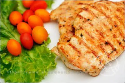 สเต็กอกไก่ กินกับผักสด เข้ากันมากๆ